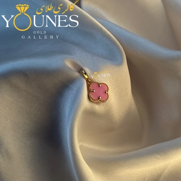 تصویر دوم آویز ونکلیف صورتی طلا